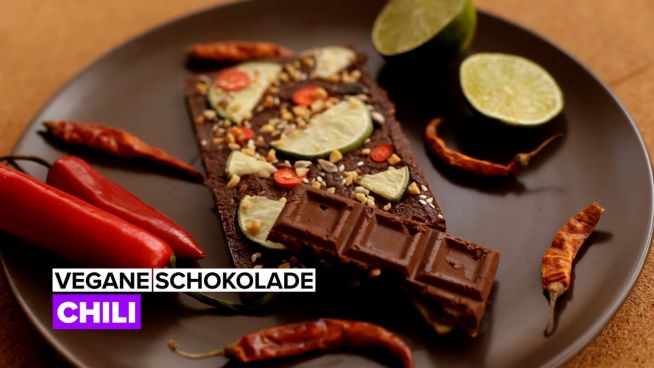 Selbstgemachte vegane Schokolade mit Chili