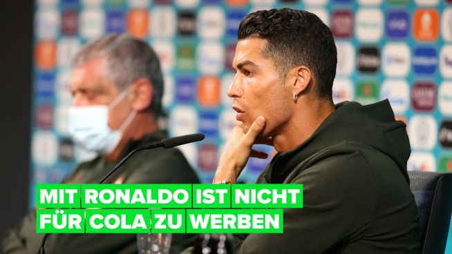 Sichtlich angeekelt lässt Cristiano Ronaldo zwei Cola-Flaschen bei einer EM-Pressekonferenz verschwinden